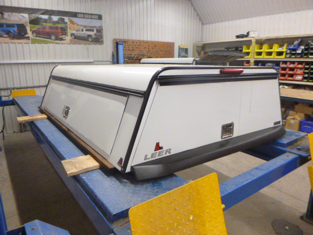 2020 - 2026 GMC Sierra or Chevrolet Silverado HD 2500/3500 8' White Leer Contractor Truck Cap 1 2020 - 2026 GMC Sierra or Chevrolet Silverado HD 2500/3500 8' White Leer Contractor Truck Cap