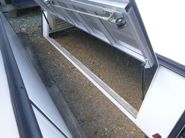 2017 - 2022 Ford Superduty F250/350/450 6'9 White Leer DCC Contractor Truck Cap 5 2017 - 2022 Ford Superduty F250/350/450 6'9 White Leer DCC Contractor Truck Cap - Image 5