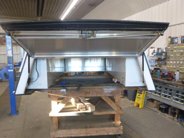 2014 - 2018 GMC Sierra or Chevrolet Silverado 6'6 White Leer Contractor Truck Cap - Image 4