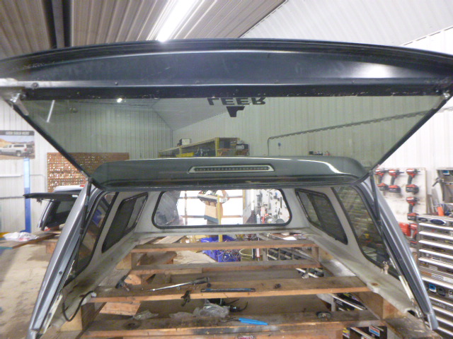 2019 - 2026 Chevrolet Silverado 1500 6'6 G9K Stain Steel Metallic Leer122 Truck Cap 4 2019 - 2026 Chevrolet Silverado 1500 6'6 G9K Stain Steel Metallic Leer122 Truck Cap - Image 4