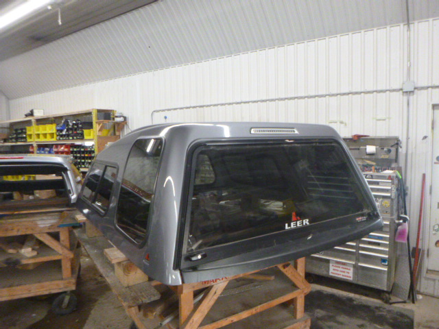 2019 - 2026 Chevrolet Silverado 1500 6'6 G9K Stain Steel Metallic Leer122 Truck Cap 3 2019 - 2026 Chevrolet Silverado 1500 6'6 G9K Stain Steel Metallic Leer122 Truck Cap - Image 3