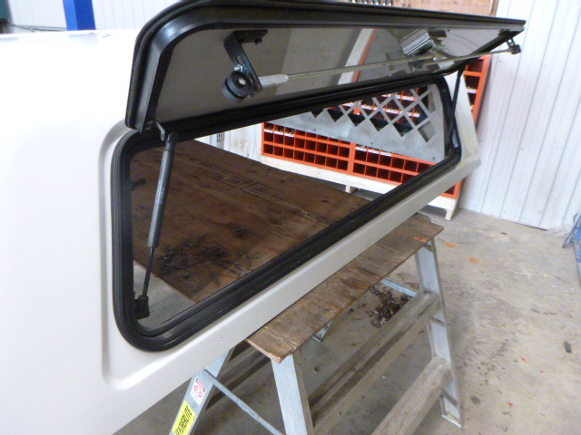 2019 - 2026 Chevrolet Silverado 1500 6'6 GAZ 50 Summit White CX Series ARE Truck Cap 7 2019 - 2026 Chevrolet Silverado 1500 6'6 GAZ 50 Summit White CX Series ARE Truck Cap - Image 7