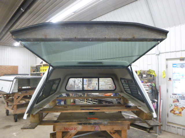 2015 - 2020 Ford F150 6'6 YZ White Leer122 Truck Cap 4 2015 - 2020 Ford F150 6'6 YZ White Leer122 Truck Cap - Image 4