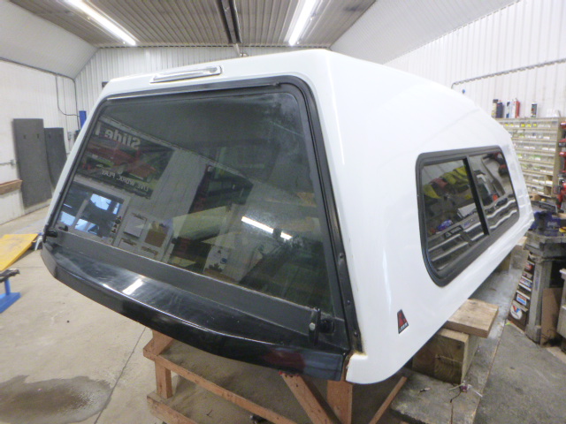 2015 - 2020 Ford F150 6'6 YZ White Leer122 Truck Cap 3 2015 - 2020 Ford F150 6'6 YZ White Leer122 Truck Cap - Image 3