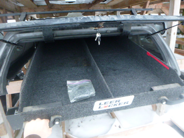 2009 - 2014 Ford F150 6'6 UJ Sterling Grey Leer100XQ Truck Cap 6 2009 - 2014 Ford F150 6'6 UJ Sterling Grey Leer100XQ Truck Cap - Image 6