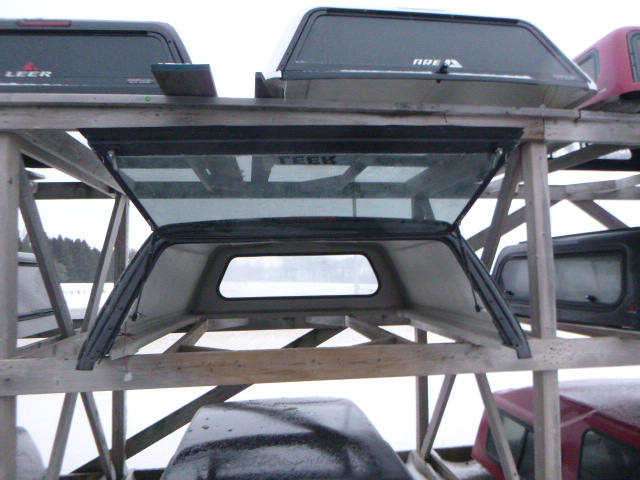 2005 - 2015 Nissan Frontier 6'2 KH3 Super Black Leer Legend Truck Cap - Image 4