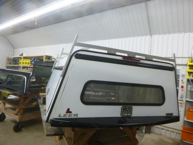 2017 - 2022 Ford Superduty F250/350/450 6'9 White Leer Contractor Truck Cap 3 2017 - 2022 Ford Superduty F250/350/450 6'9 White Leer Contractor Truck Cap - Image 3