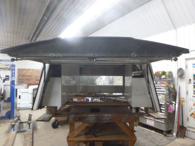 2017 - 2022 Ford Superduty F250/350/450 6'9 White Leer Contractor Truck Cap 4 2017 - 2022 Ford Superduty F250/350/450 6'9 White Leer Contractor Truck Cap - Image 4