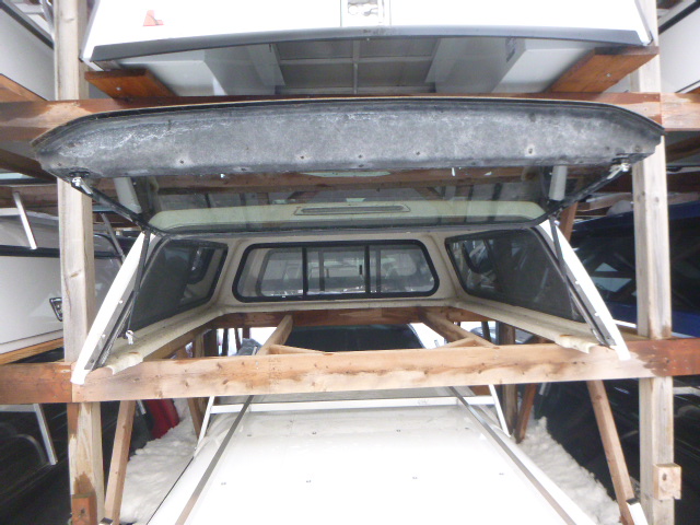 2016 - 2024 Nissan Titan 6'6 QAB White Pearl Leer100R Truck Cap 4 2016 - 2024 Nissan Titan 6'6 QAB White Pearl Leer100R Truck Cap - Image 4