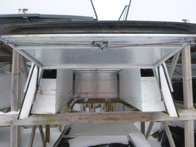 2008 - 2016 Ford Superduty F250/350/450 6'9 White Leer Contractor Truck Cap 4 2008 - 2016 Ford Superduty F250/350/450 6'9 White Leer Contractor Truck Cap - Image 4