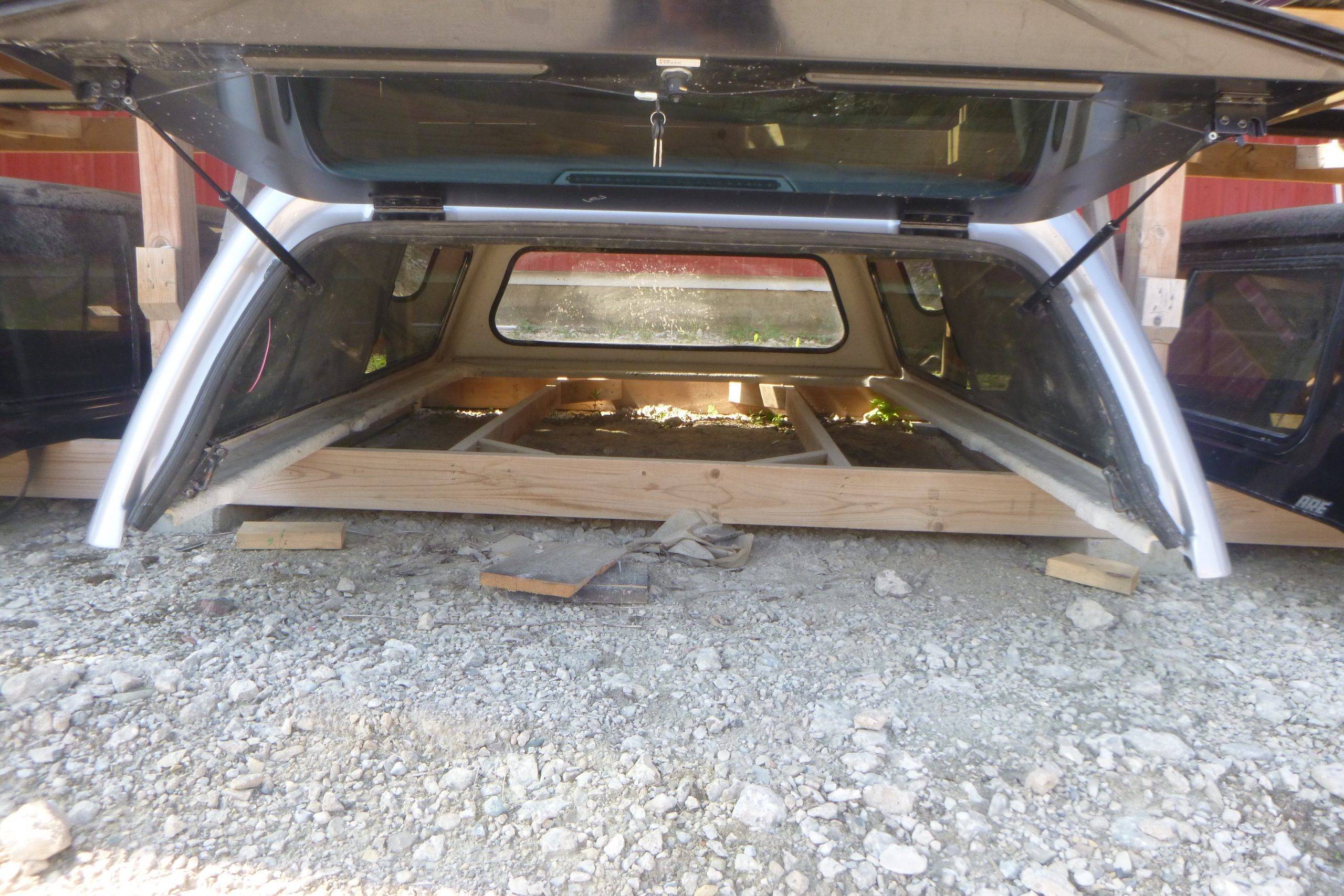 2017-2022 Ford Superduty 8' Grey Leer 100XR Truck Cap 3 2017-2022 Ford Superduty 8' Grey Leer 100XR Truck Cap - Image 3