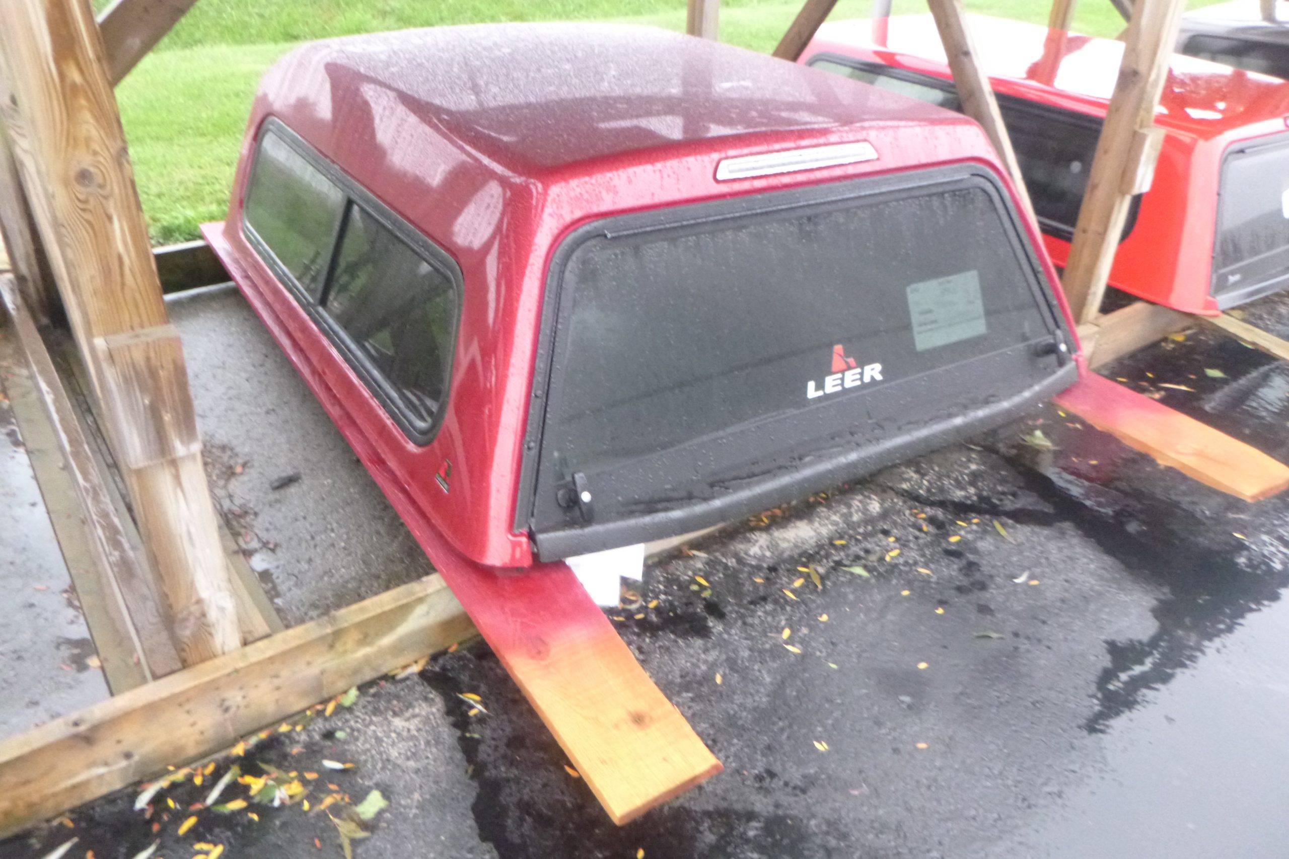 2019-2023 Ford Ranger 6' Red Leer 180 Midrise Truck Cap - Image 2