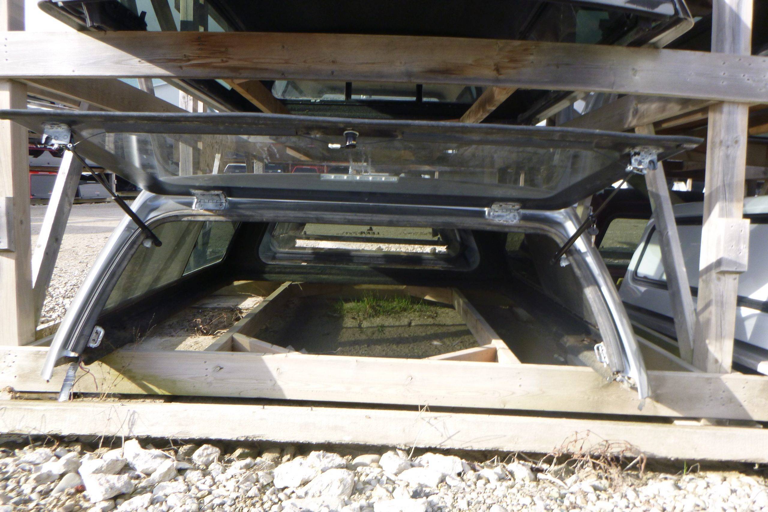 Dodge Ram 6'4 Leer 100XR Charcoal grey Truck Cap 3 Dodge Ram 6'4 Leer 100XR Charcoal grey Truck Cap - Image 3