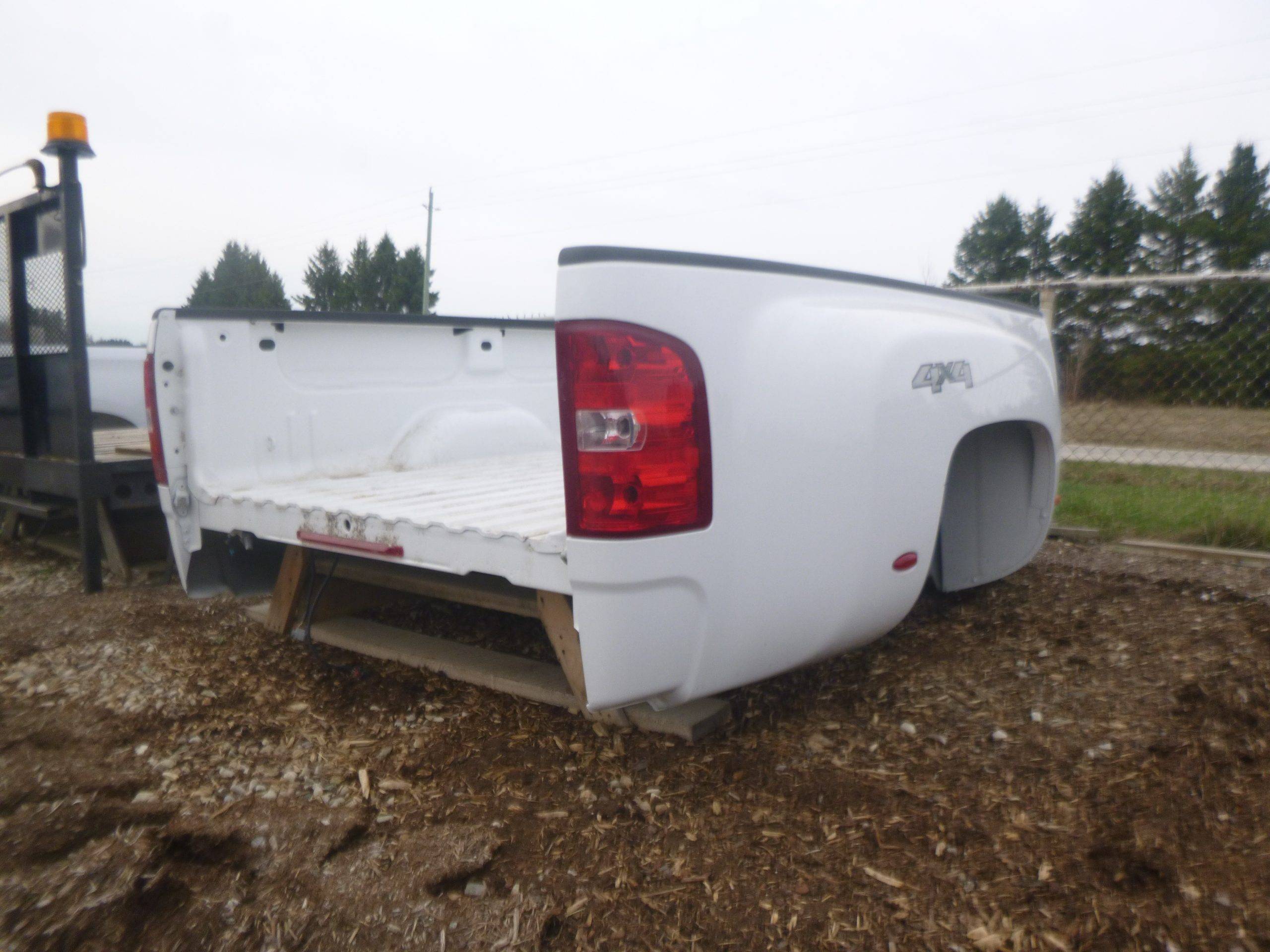 2007 - 2013 Chevrolet Silverado 8' dually box - Image 3