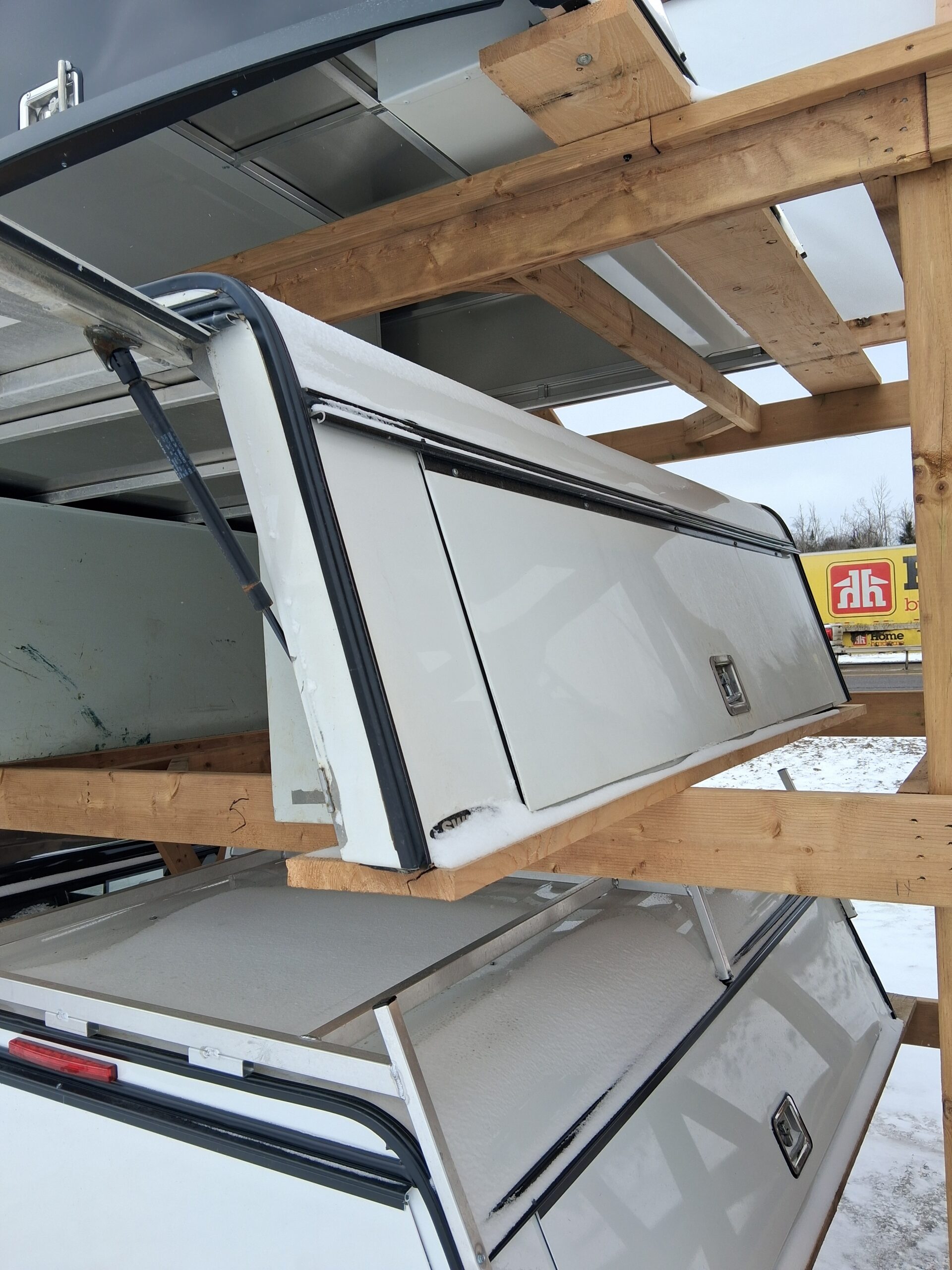GMC Sierra or Chevrolet Silverado HD 2500/3500 6'9 White Swiss Contractor Truck Cap Used 4 GMC Sierra or Chevrolet Silverado HD 2500/3500 6'9 White Swiss Contractor Truck Cap Used - Image 4