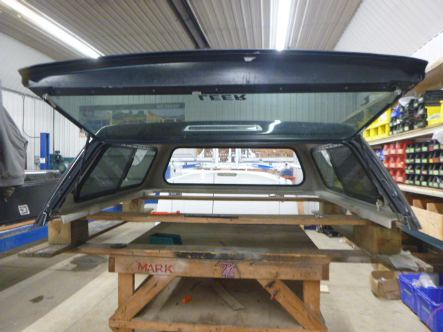 GMC Sierra 1500 5'8 GBA Black Leer Legend Truck Cap 3 GMC Sierra 1500 5'8 GBA Black Leer Legend Truck Cap - Image 3