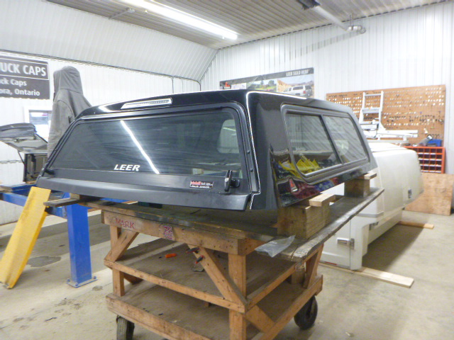 GMC Sierra 1500 5'8 GBA Black Leer Legend Truck Cap 2 GMC Sierra 1500 5'8 GBA Black Leer Legend Truck Cap - Image 2