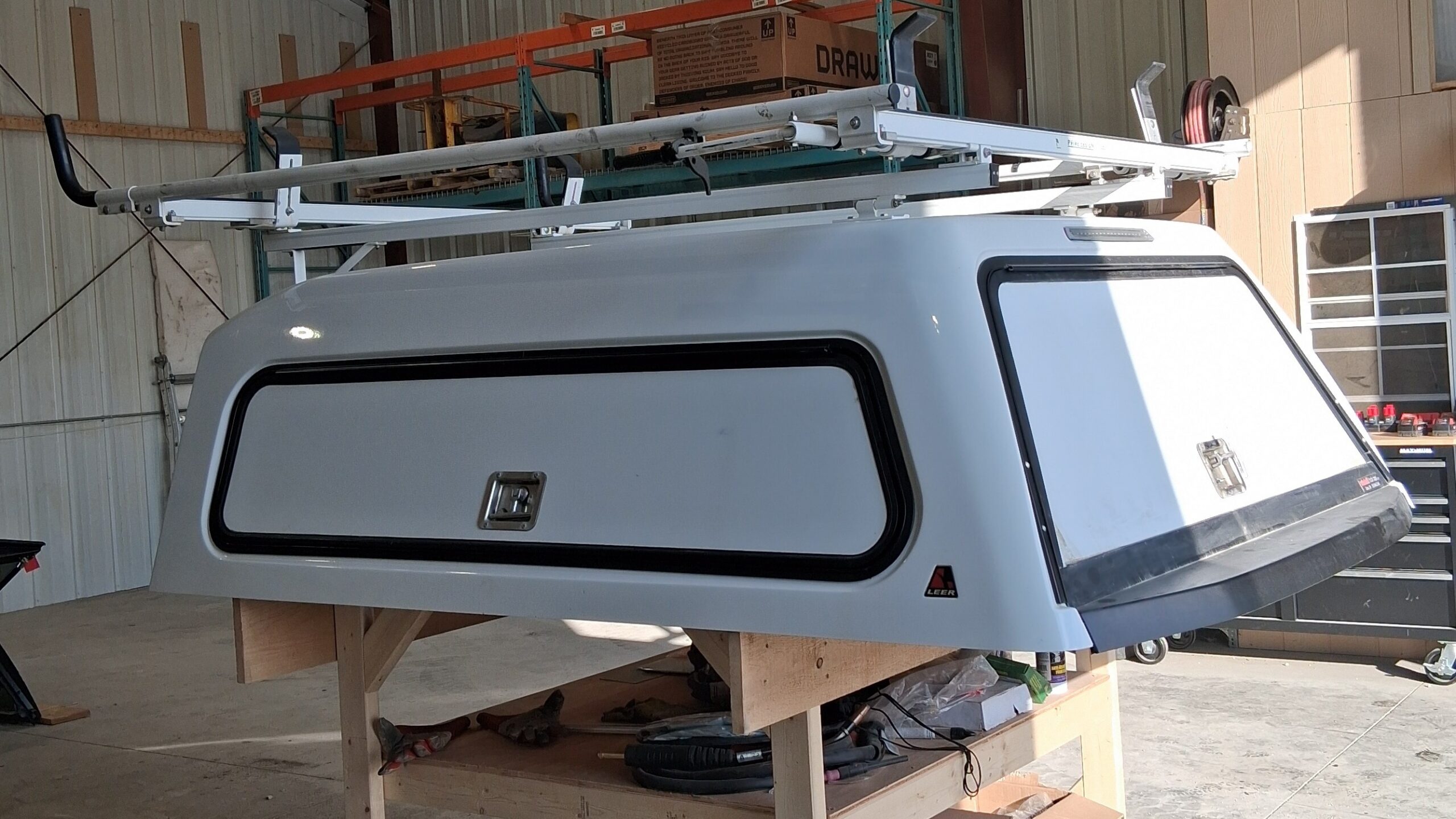 Ford F- 150 6'6 YZ White Leer 180CC Truck Cap 3 Ford F- 150 6'6 YZ White Leer 180CC Truck Cap - Image 3
