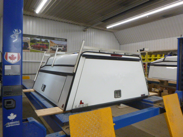 GMC Sierra or Chevrolet Silverado 5'8 White Highrise Leer Contractor Truck Cap 2 GMC Sierra or Chevrolet Silverado 5'8 White Highrise Leer Contractor Truck Cap - Image 2