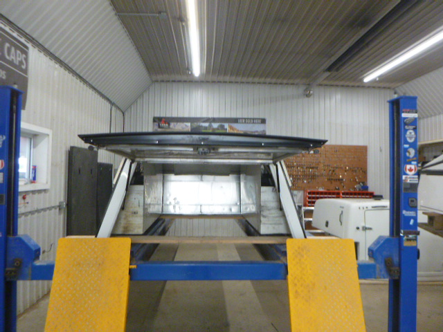 GMC Sierra or Chevrolet Silverado 5'8 White Highrise Leer Contractor Truck Cap 3 GMC Sierra or Chevrolet Silverado 5'8 White Highrise Leer Contractor Truck Cap - Image 3