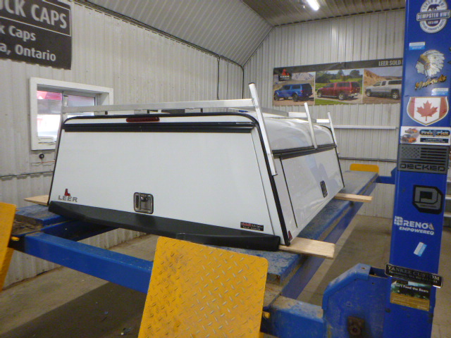 Ford Superduty 6'9 White Leer Contractor Truck Cap 2 Ford Superduty 6'9 White Leer Contractor Truck Cap - Image 2