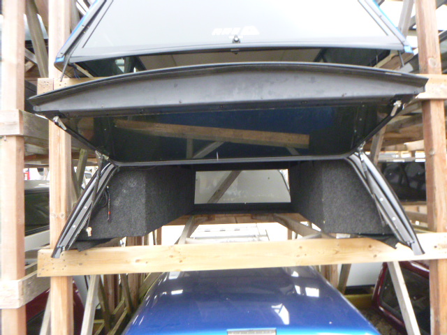 Dodge Ram 6'4 PXJ Diamond Black Leer100RCC Truck Cap 3 Dodge Ram 6'4 PXJ Diamond Black Leer100RCC Truck Cap - Image 3