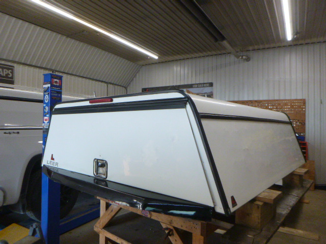 Ford F150 6'6 White Aluminum Leer Contractor Truck Cap 2 Ford F150 6'6 White Aluminum Leer Contractor Truck Cap - Image 2