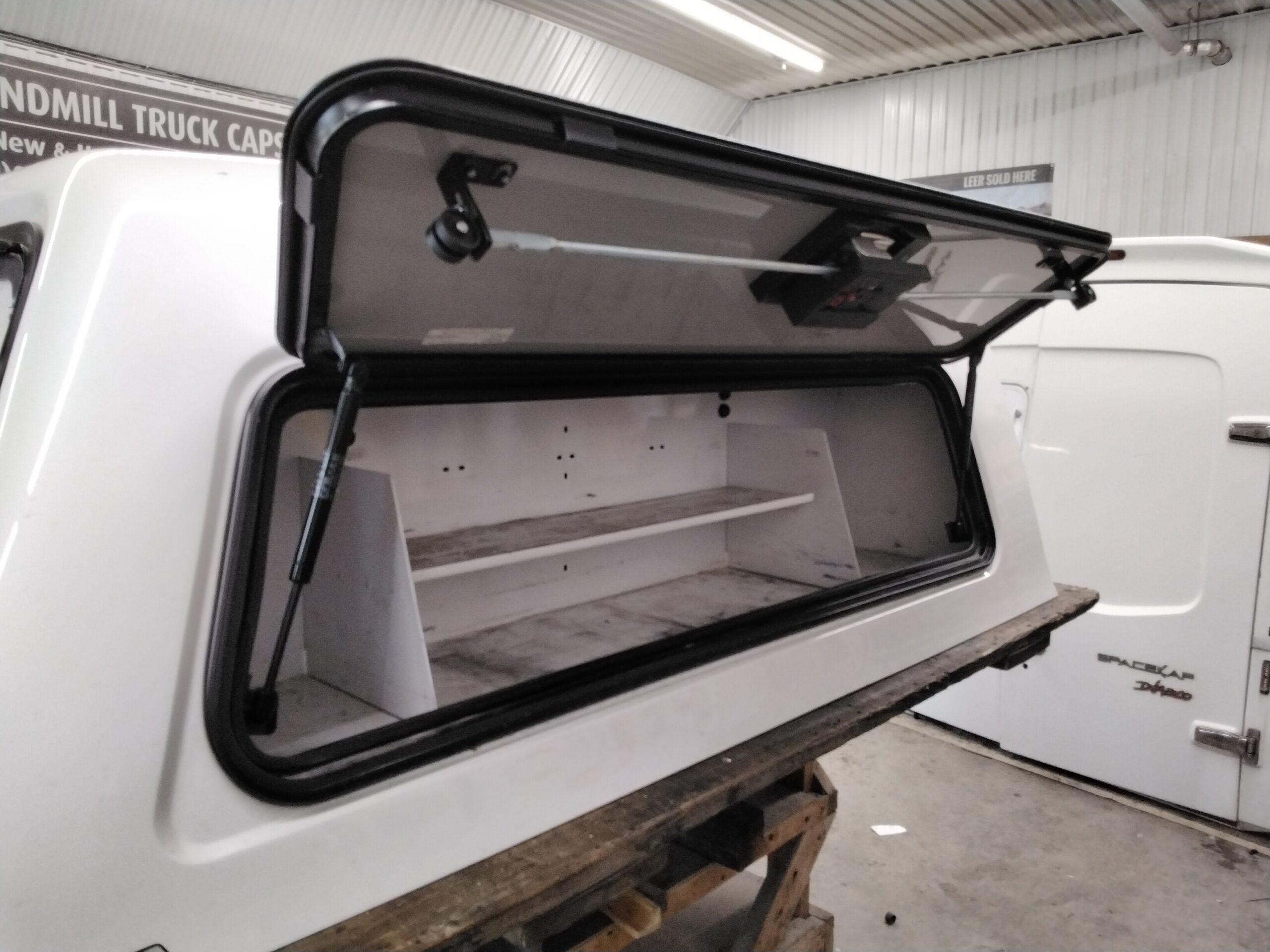 Dodge Ram 5'7 PWD Ivory ARE Midrise Truck Cap 6 Dodge Ram 5'7 PWD Ivory ARE Midrise Truck Cap - Image 6