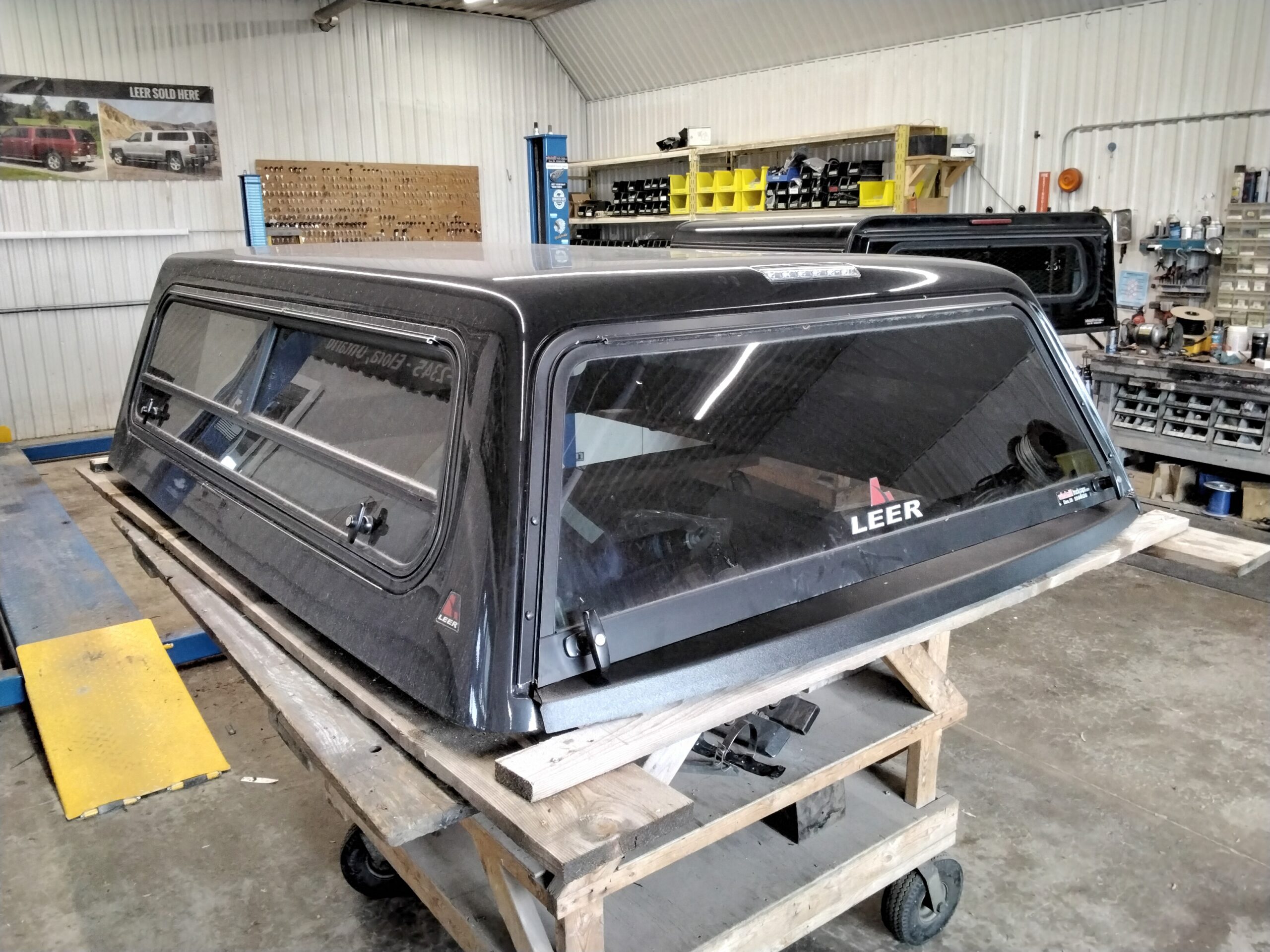 Dodge Ram 6'4 PXJ Diamond Black Leer100R Truck Cap 2 Dodge Ram 6'4 PXJ Diamond Black Leer100R Truck Cap - Image 2