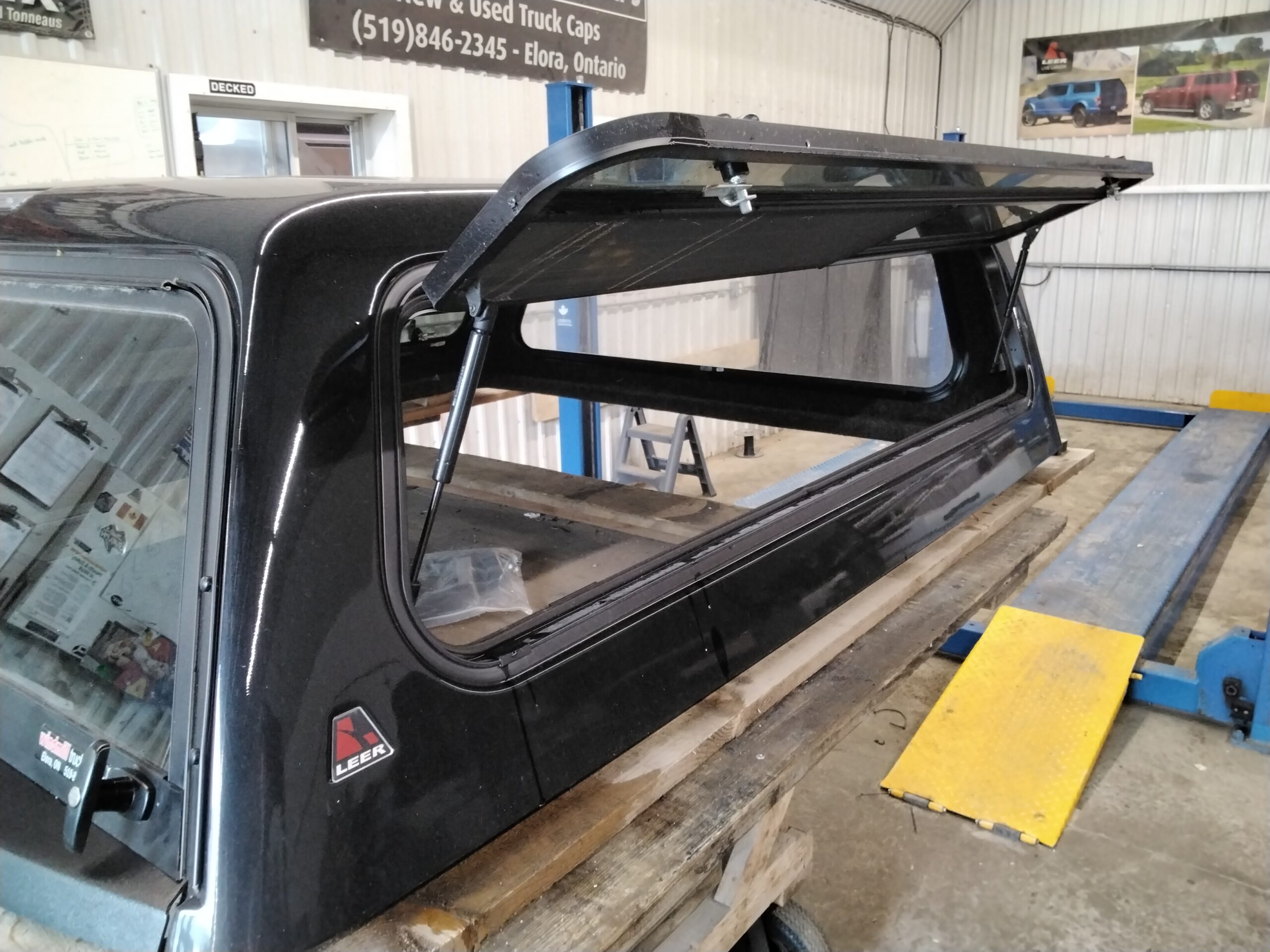Dodge Ram 6'4 PXJ Diamond Black Leer100R Truck Cap 4 Dodge Ram 6'4 PXJ Diamond Black Leer100R Truck Cap - Image 4