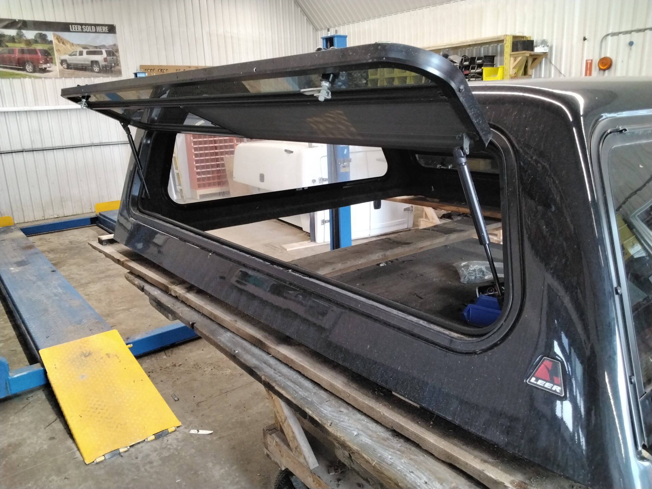Dodge Ram 6'4 PXJ Diamond Black Leer100R Truck Cap 5 Dodge Ram 6'4 PXJ Diamond Black Leer100R Truck Cap - Image 5