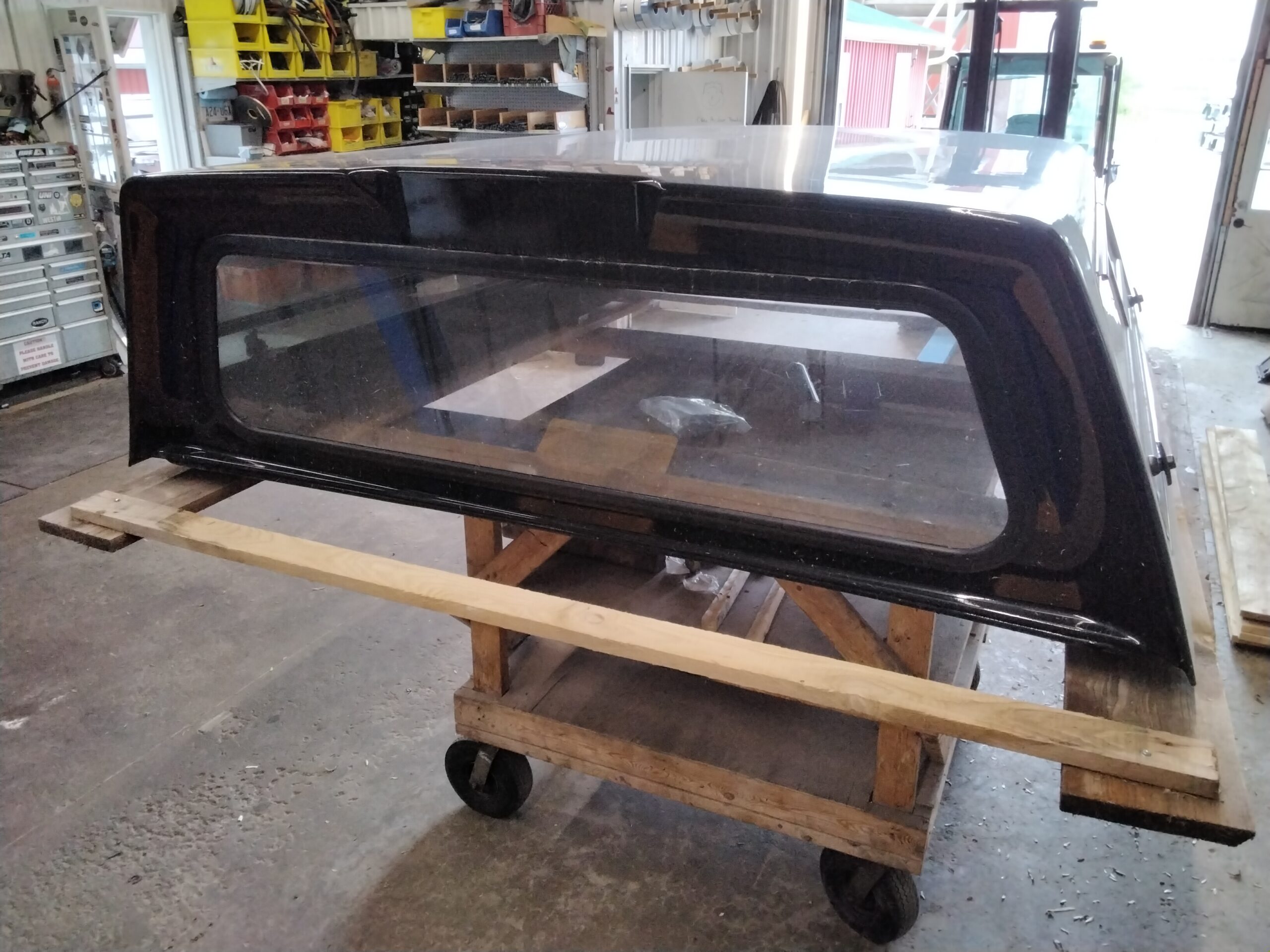 Dodge Ram 6'4 PXJ Diamond Black Leer100R Truck Cap 6 Dodge Ram 6'4 PXJ Diamond Black Leer100R Truck Cap - Image 6