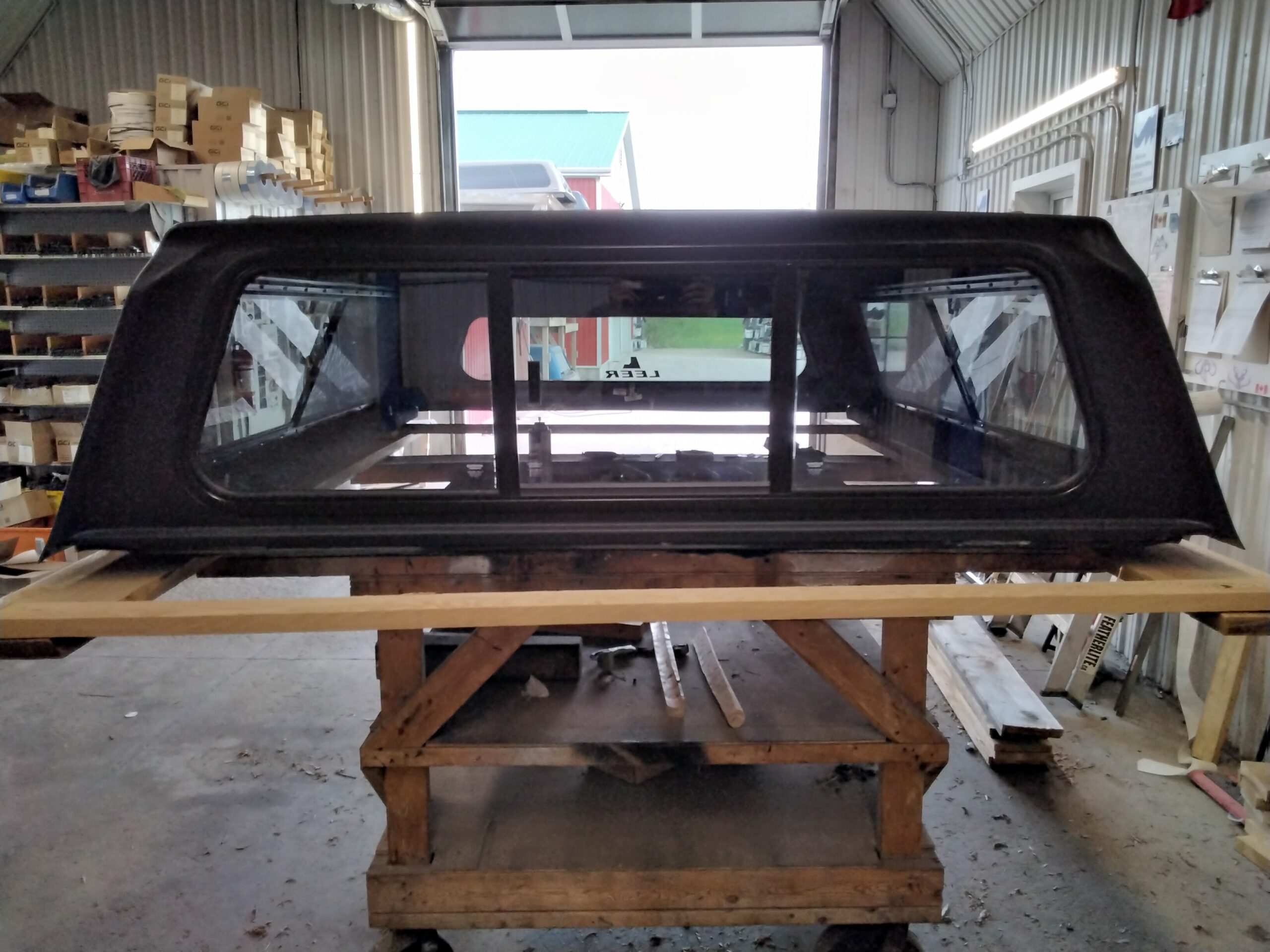 GMC Sierra 1500 6'6 RFX Hard Top Jet Black Leer100XR Truck Cap 4 GMC Sierra 1500 6'6 RFX Hard Top Jet Black Leer100XR Truck Cap - Image 4