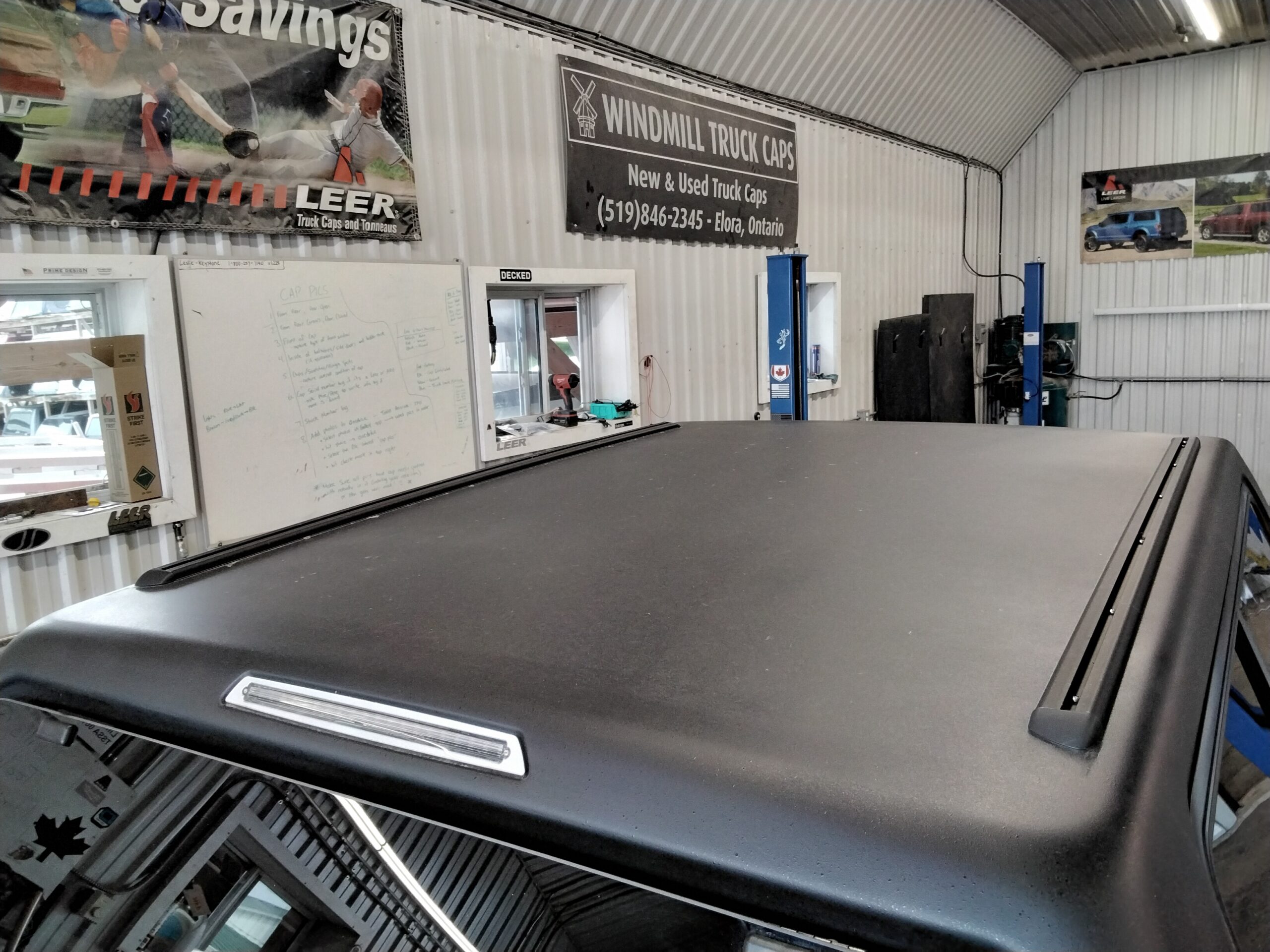 GMC Sierra 1500 6'6 RFX Hard Top Jet Black Leer100XR Truck Cap 5 GMC Sierra 1500 6'6 RFX Hard Top Jet Black Leer100XR Truck Cap - Image 5