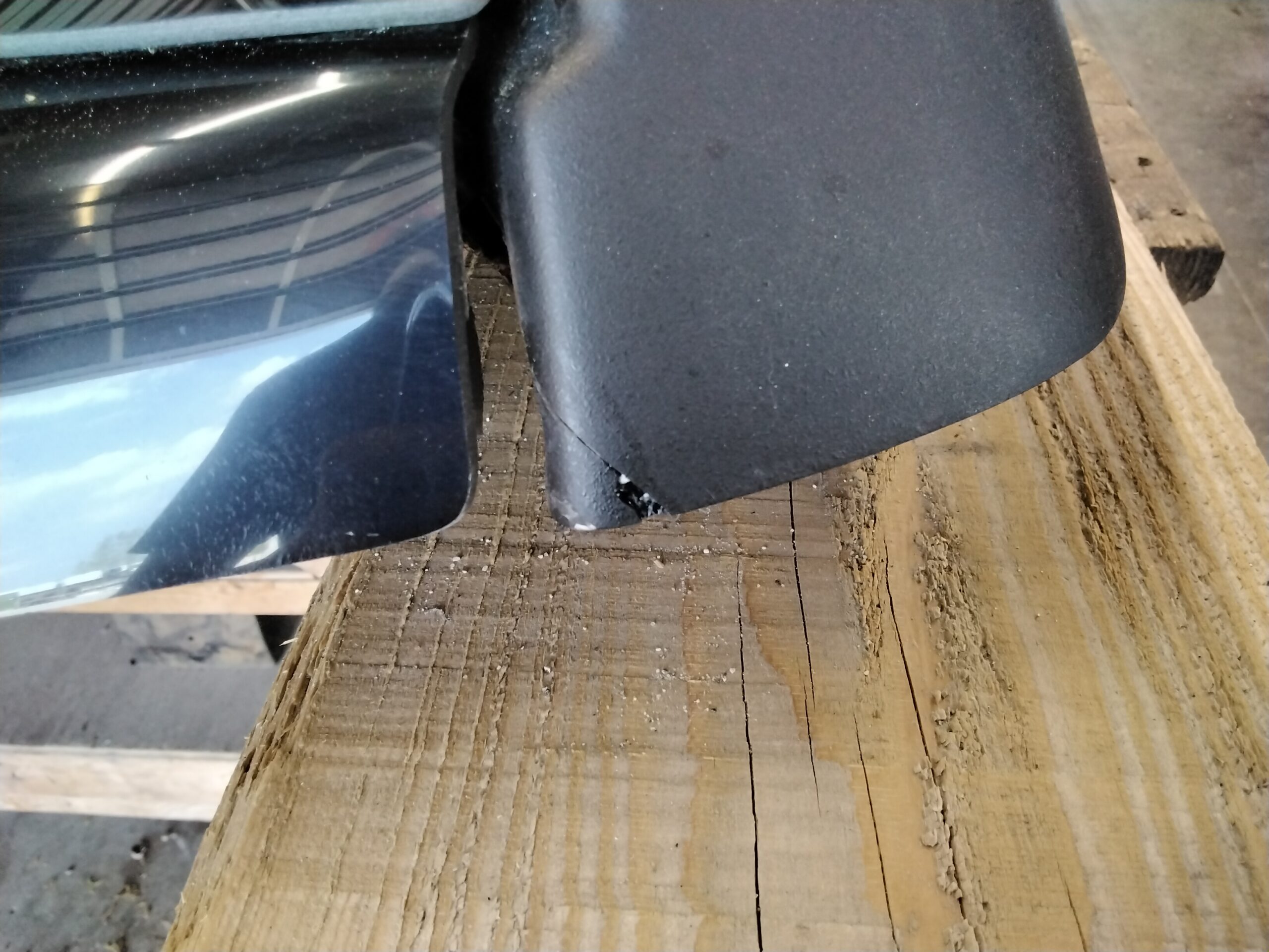 GMC Sierra 1500 6'6 RFX Hard Top Jet Black Leer100XR Truck Cap 6 GMC Sierra 1500 6'6 RFX Hard Top Jet Black Leer100XR Truck Cap - Image 6