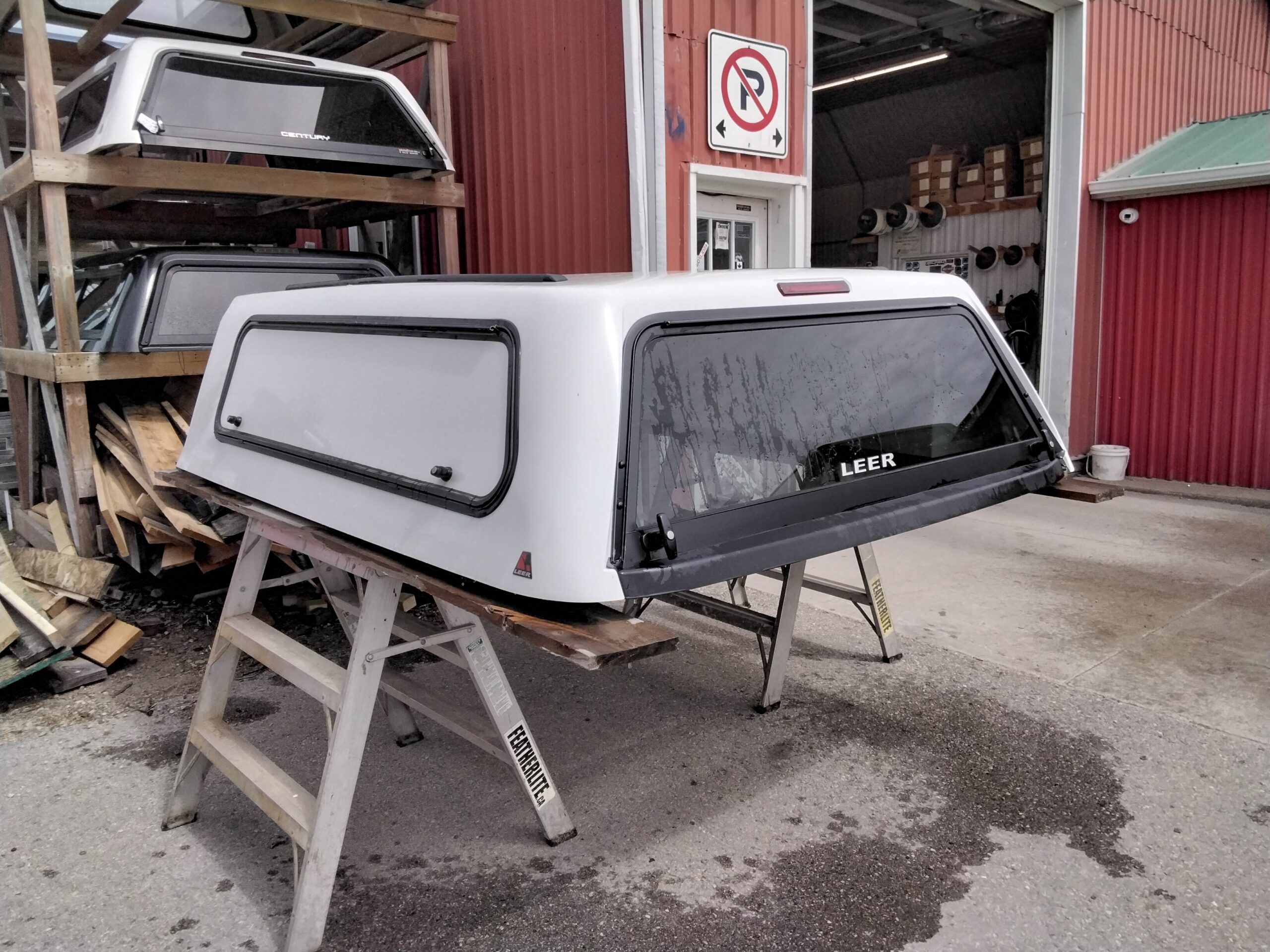 2020 - 2026 Chevrolet Silverado HD 2500/3500 6'9 White Leer100S Truck Cap 2 2020 - 2026 Chevrolet Silverado HD 2500/3500 6'9 White Leer100S Truck Cap - Image 2