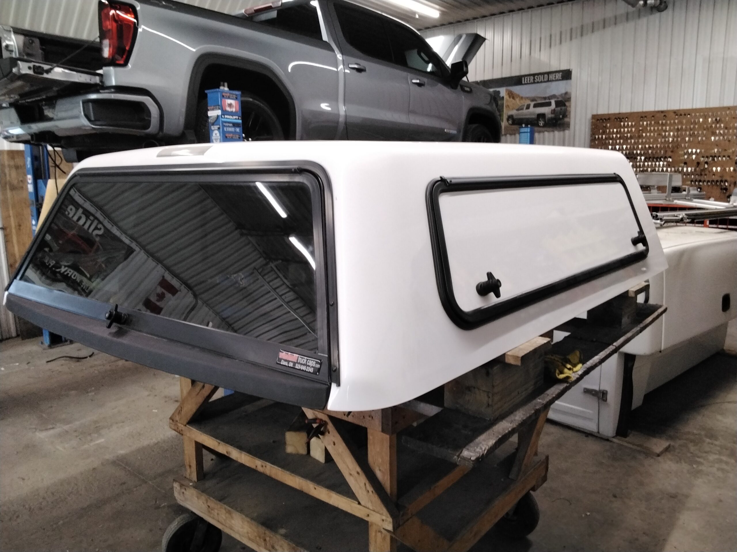 2020 - 2026 GMC Sierra HD 2500/3500 6'9 GAZ Summit White Contour III Truck Cap 2 2020 - 2026 GMC Sierra HD 2500/3500 6'9 GAZ Summit White Contour III Truck Cap - Image 2