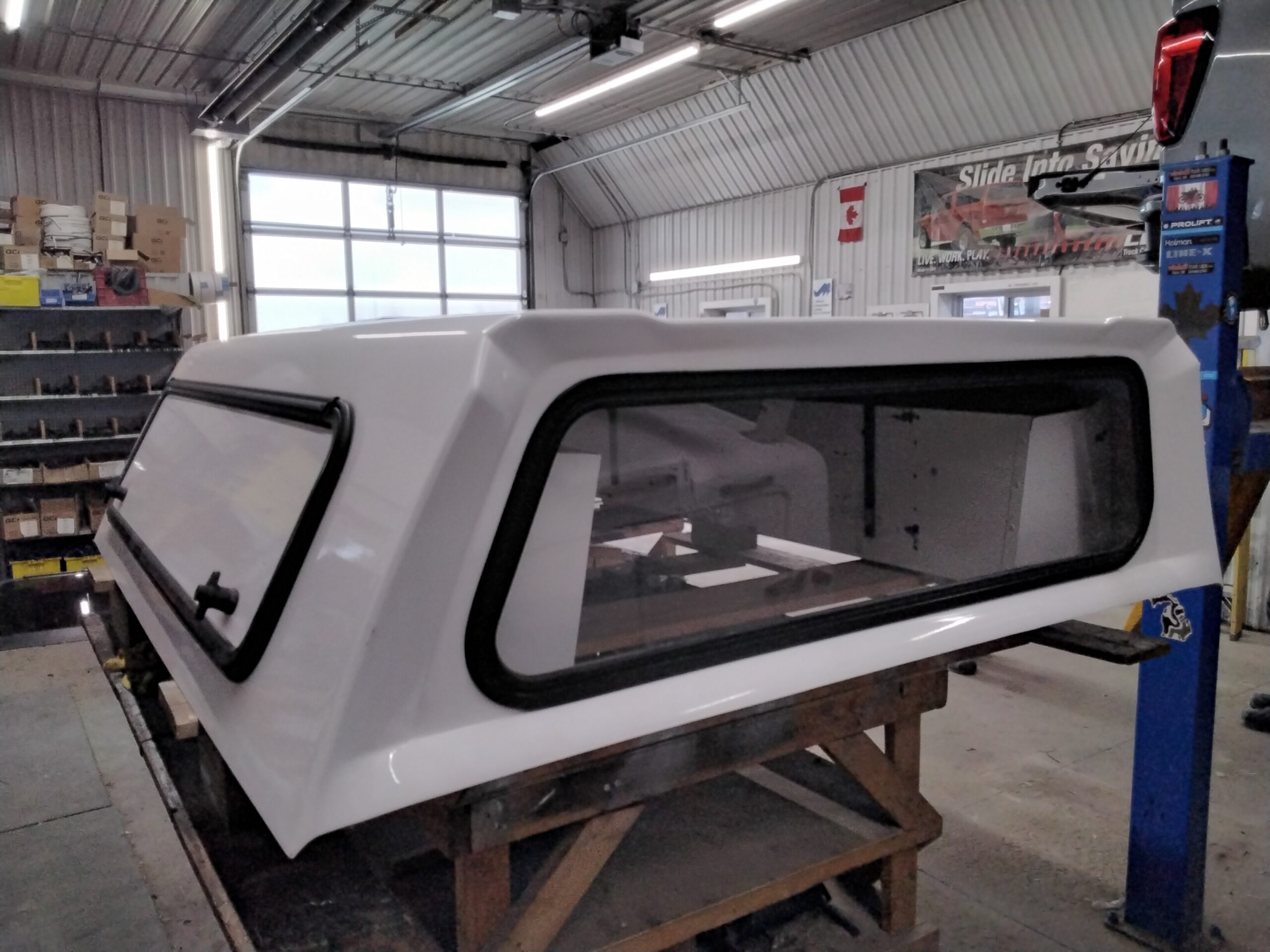 2020 - 2026 GMC Sierra HD 2500/3500 6'9 GAZ Summit White Contour III Truck Cap 4 2020 - 2026 GMC Sierra HD 2500/3500 6'9 GAZ Summit White Contour III Truck Cap - Image 4