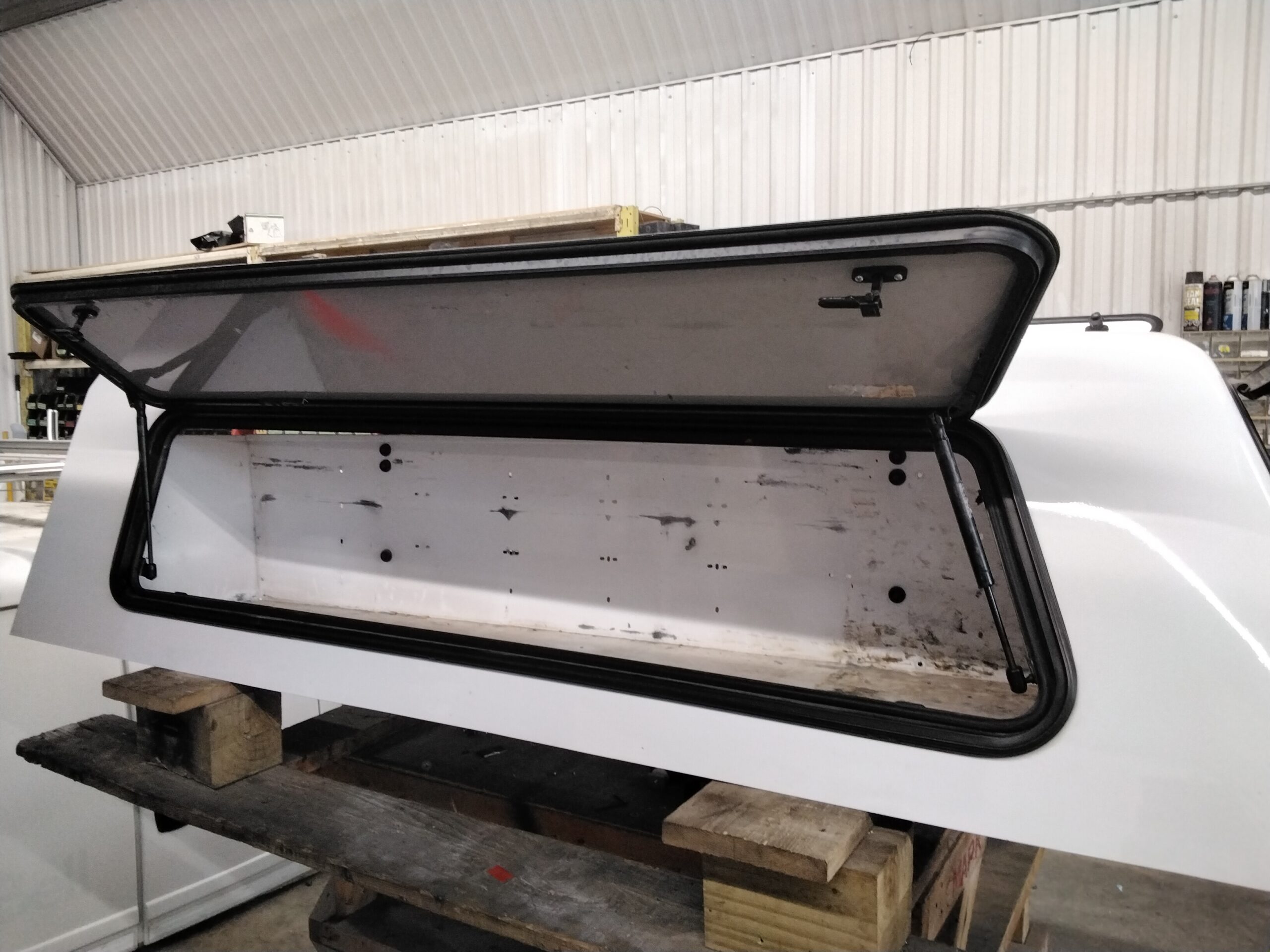 2020 - 2026 GMC Sierra HD 2500/3500 6'9 GAZ Summit White Contour III Truck Cap 6 2020 - 2026 GMC Sierra HD 2500/3500 6'9 GAZ Summit White Contour III Truck Cap - Image 6