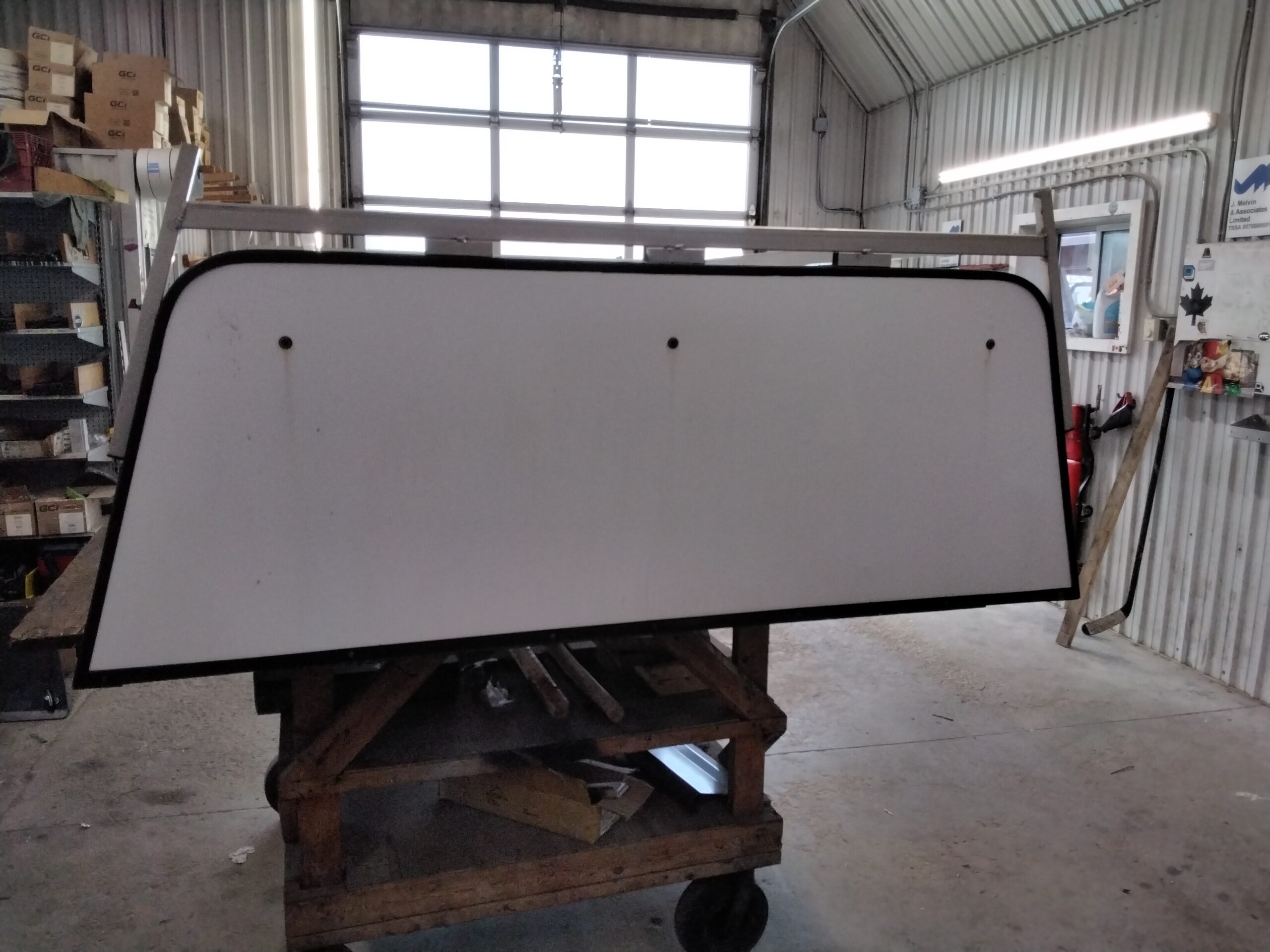 2017 - 2022 Ford Superduty 8' White Leer Contractor Truck Cap 4 2017 - 2022 Ford Superduty 8' White Leer Contractor Truck Cap - Image 4