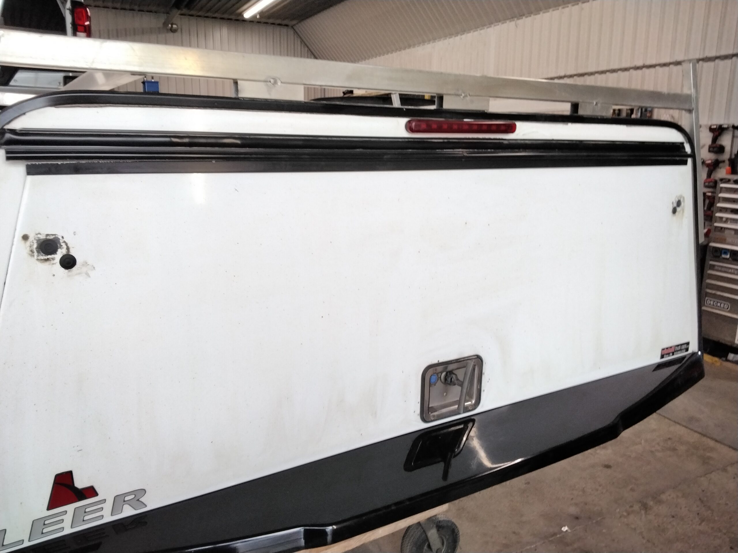 2017 - 2022 Ford Superduty 8' White Leer Contractor Truck Cap 7 2017 - 2022 Ford Superduty 8' White Leer Contractor Truck Cap - Image 7