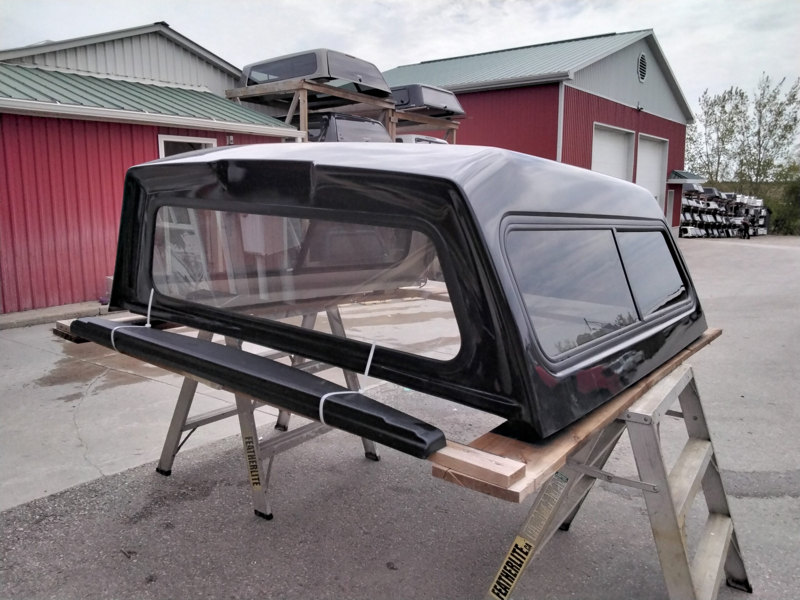 Dodge Ram 6'4 PXJ Diamond Black Leer180 Truck Cap 4 Dodge Ram 6'4 PXJ Diamond Black Leer180 Truck Cap - Image 4