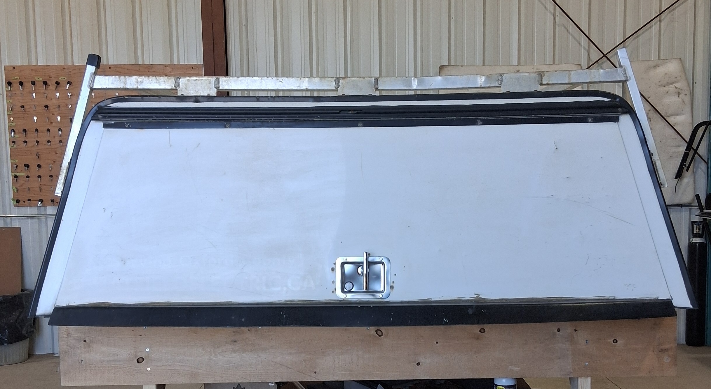 Dodge Ram 5'7 White Used Swiss Contractor Truck Cap 4 Dodge Ram 5'7 White Used Swiss Contractor Truck Cap - Image 4