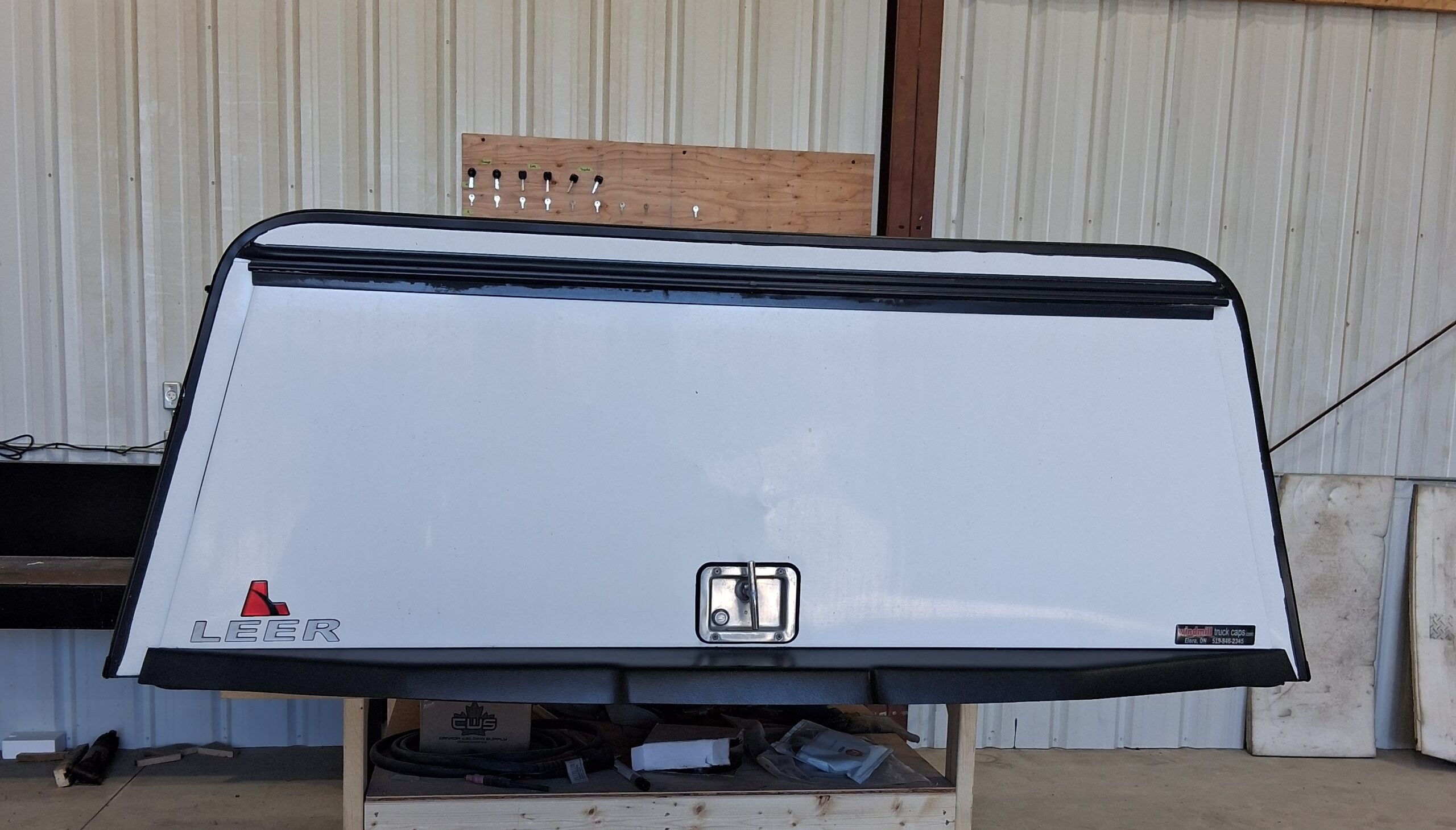 2017-2022 Ford SuperDuty 8' White Leer Contractor Cap 3 2017-2022 Ford SuperDuty 8' White Leer Contractor Cap - Image 3