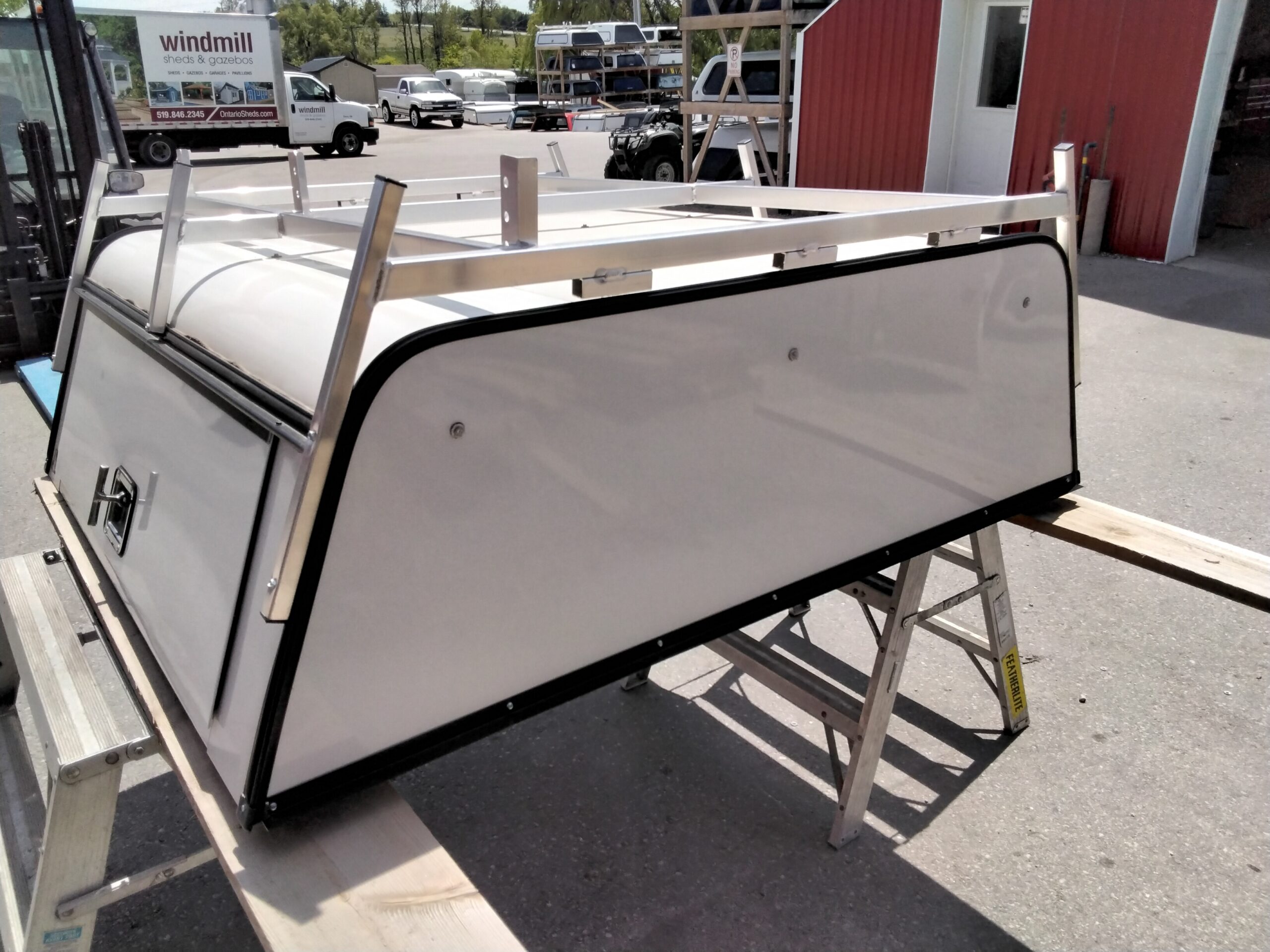 2024 - 2026 Ford Ranger 5' White Leer Contractor Truck Cap 6 2024 - 2026 Ford Ranger 5' White Leer Contractor Truck Cap - Image 6