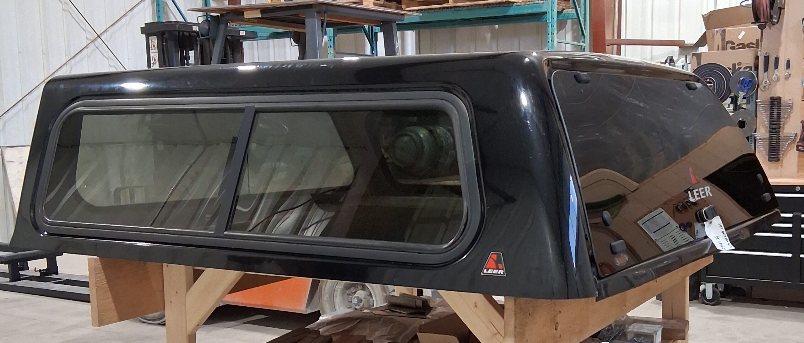 2005-2015 Toyota Tacoma 5'2 Black Leer 100XR Truck Cap 2 2005-2015 Toyota Tacoma 5'2 Black Leer 100XR Truck Cap - Image 2