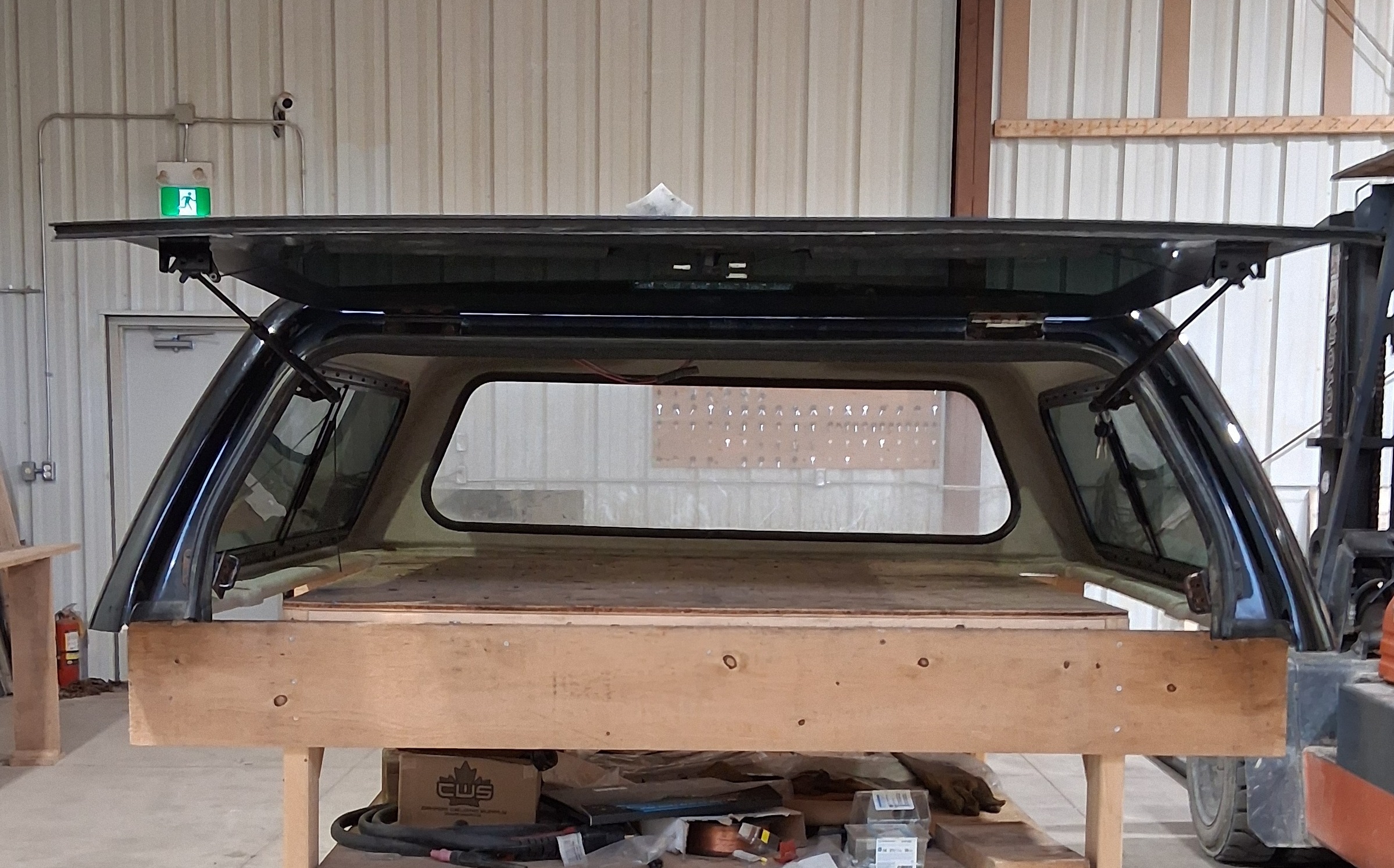 2005-2015 Toyota Tacoma 5'2 Black Leer 100XR Truck Cap 4 2005-2015 Toyota Tacoma 5'2 Black Leer 100XR Truck Cap - Image 4