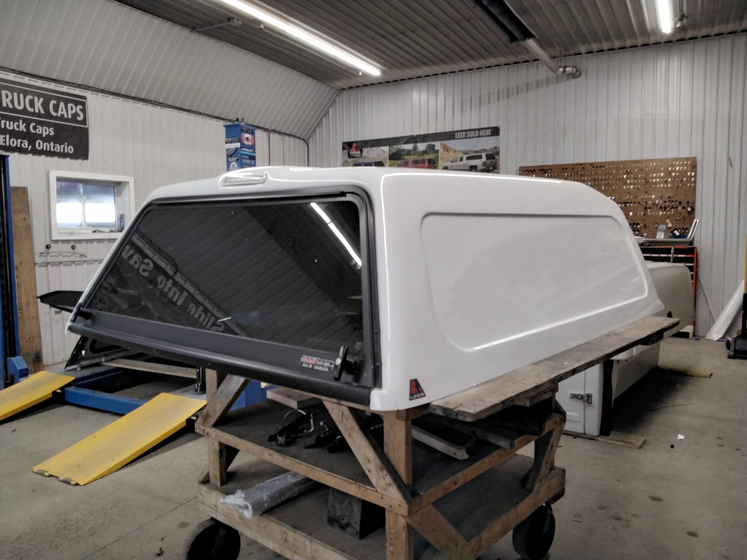 2009 - 2014 Ford F150 6'6 YZ White Leer180 Truck Cap 2 2009 - 2014 Ford F150 6'6 YZ White Leer180 Truck Cap - Image 2