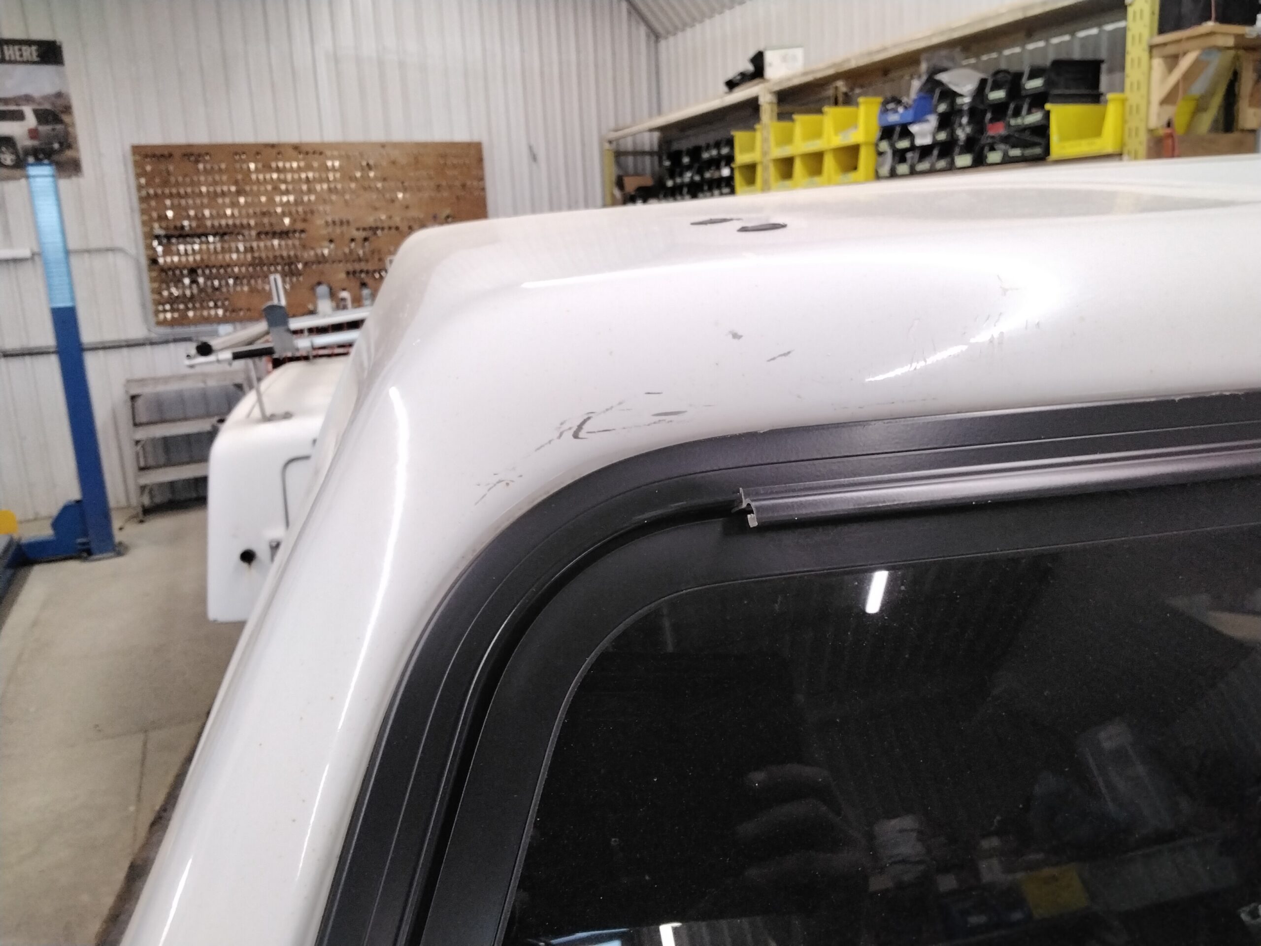 2009 - 2014 Ford F150 6'6 YZ White Leer180 Truck Cap 4 2009 - 2014 Ford F150 6'6 YZ White Leer180 Truck Cap - Image 4