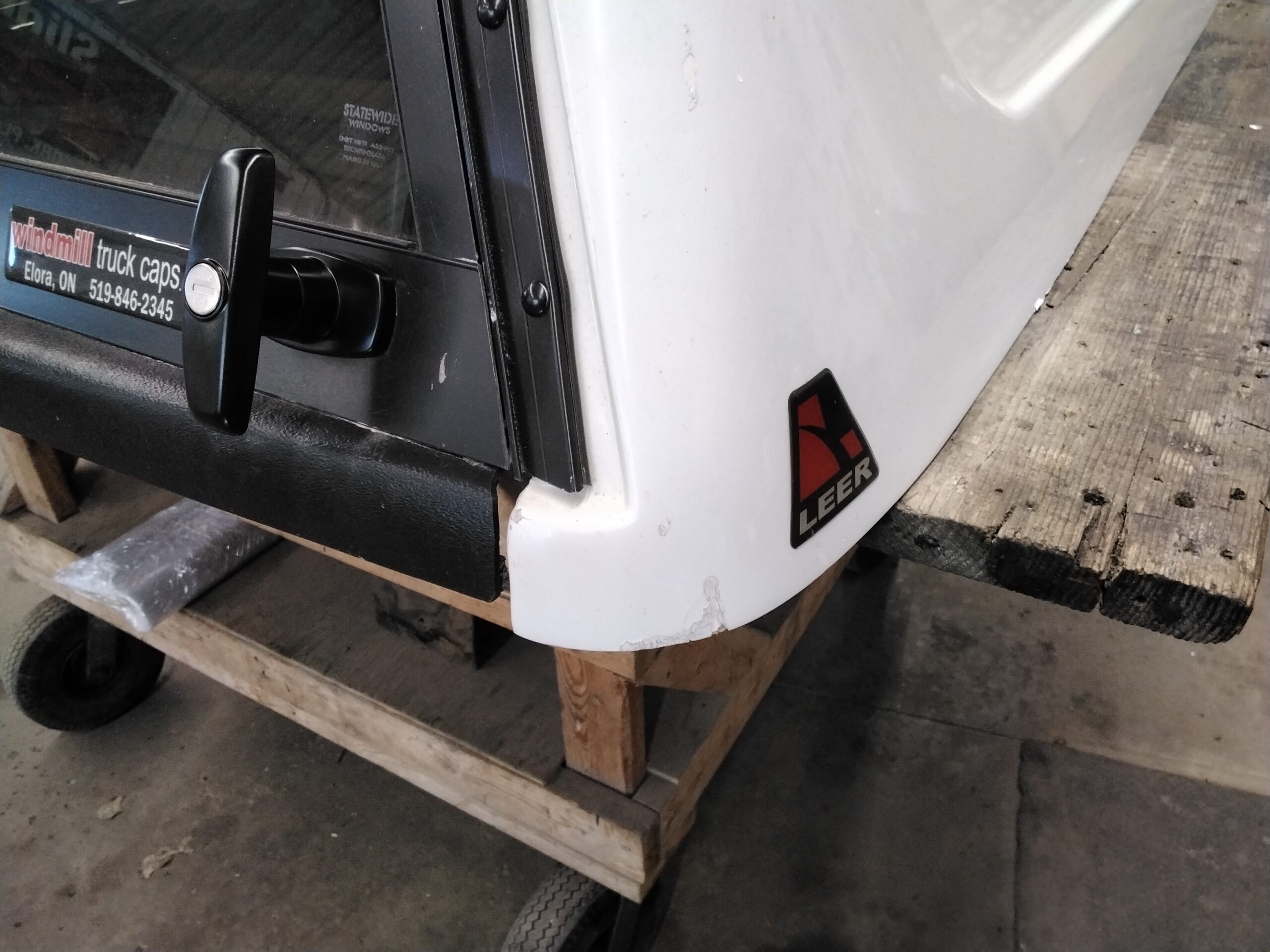 2009 - 2014 Ford F150 6'6 YZ White Leer180 Truck Cap 5 2009 - 2014 Ford F150 6'6 YZ White Leer180 Truck Cap - Image 5